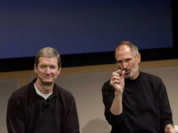 Bill Gates nói không thể đạt trình độ diễn thuyết như Steve Jobs