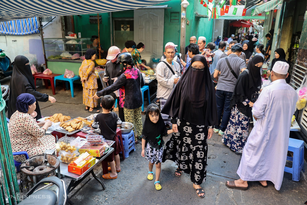 Chợ Ramadan nhộn nhịp của người Hồi giáo tại Sài Gòn