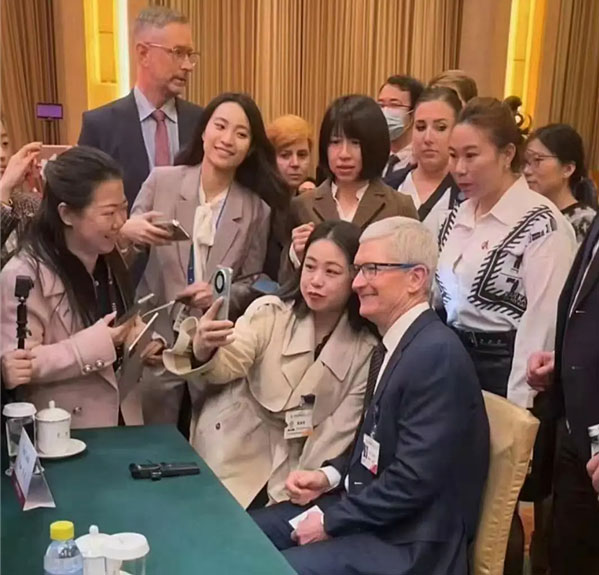 Người dùng selfie với Tim Cook gây sốt với điện thoại Huawei