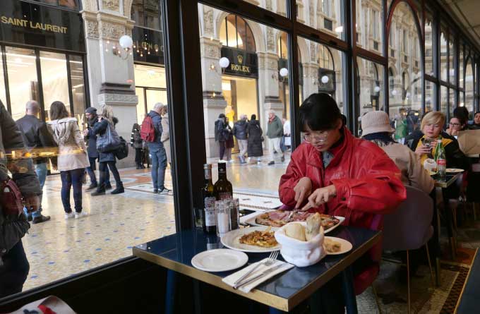 Trong nhà hàng gần trăm năm tuổi có pizza atisô bình dân