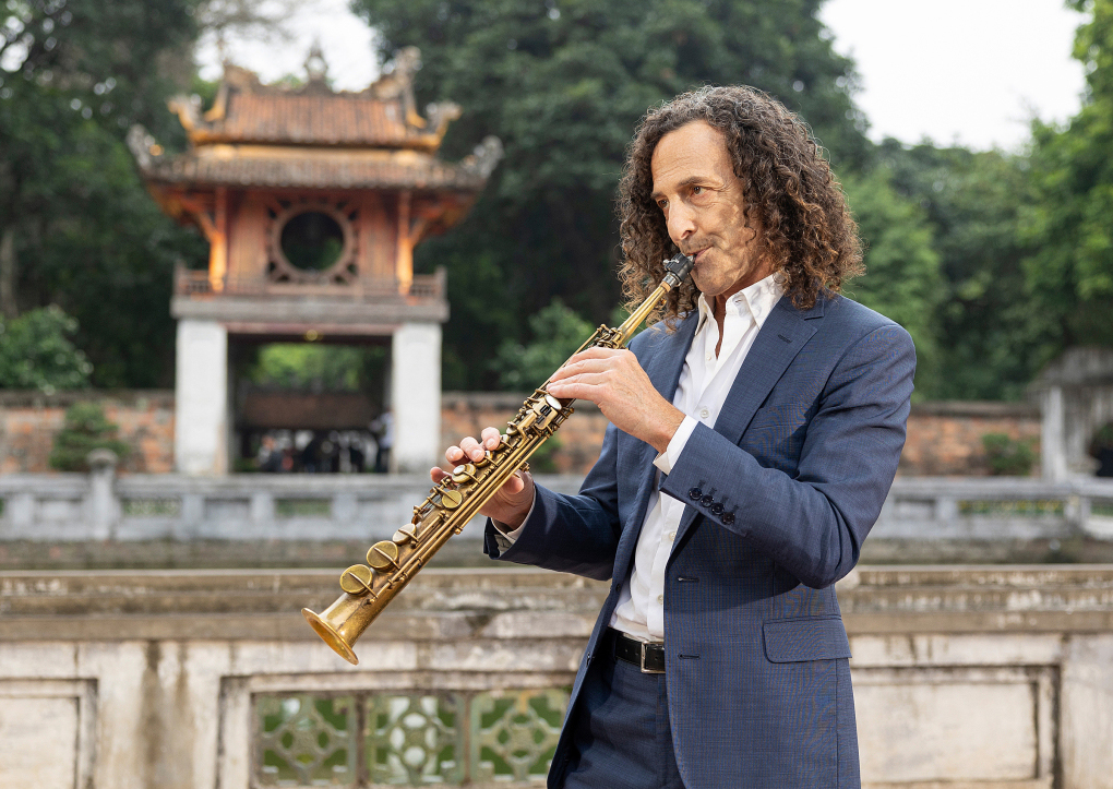 MV Kenny G có sự xuất hiện của Văn Miếu Tháp Rùa