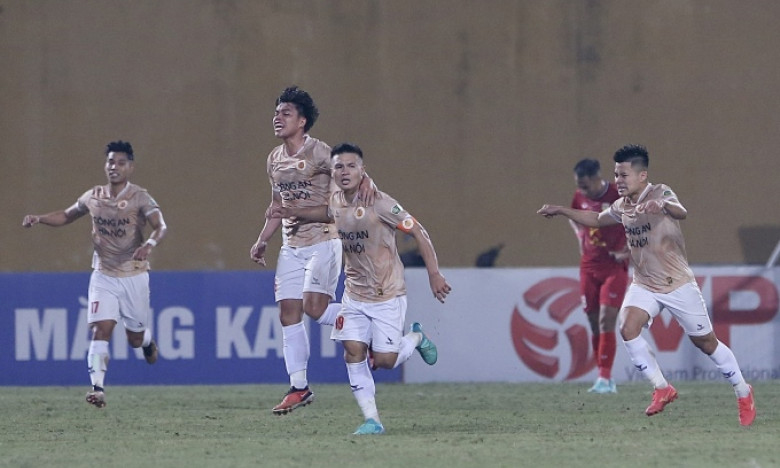 CAHN cắt mạch thua ở V-League nhờ Quang Hải