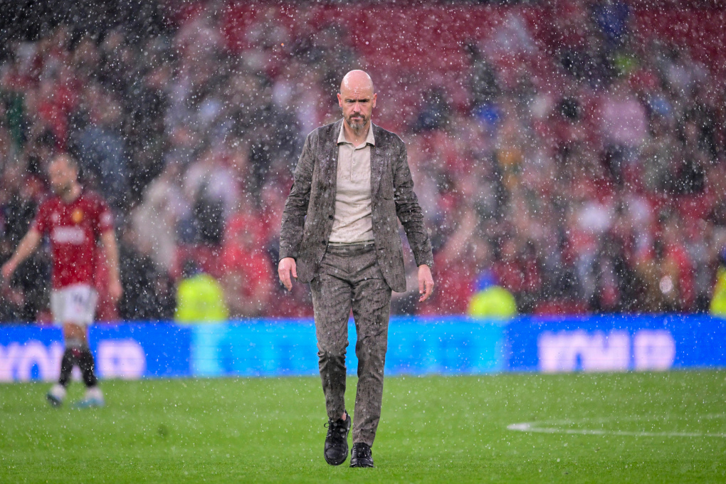 Ten Hag ví von việc dẫn dắt Man Utd lúc này 'như đi bơi mà bị trói tay'