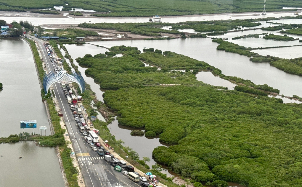 Phà Cát Bà tắc dài vì du khách đổ xô rời đảo