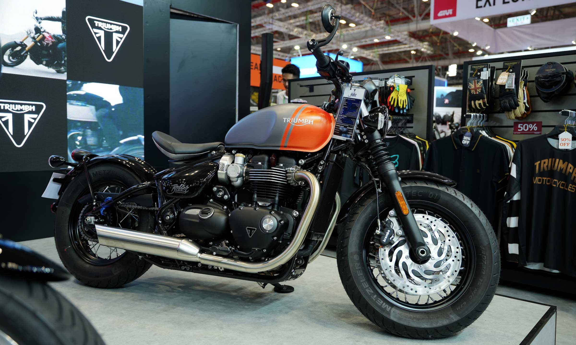 Triumph Bonneville Bobber 2025: Sự Kết Hợp Hoàn Hảo Giữa Hiện Đại Và Cổ Điển