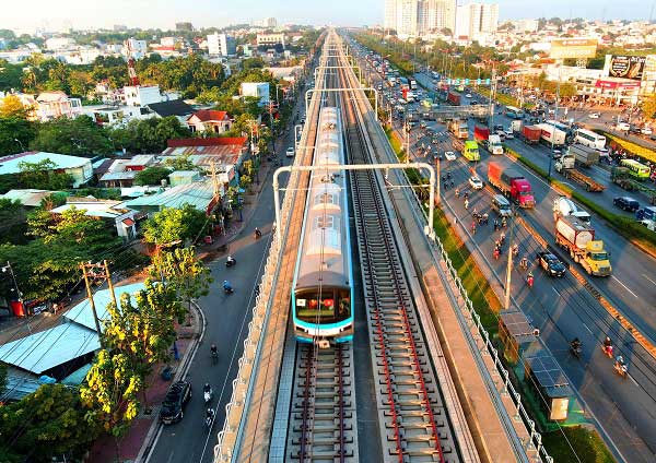 Hệ thống metro TPHCM bao gồm các tuyến tàu điện hiện đại, có thể hoạt động cả dưới mặt đất và trên cao nhờ vào thiết kế cầu vượt.