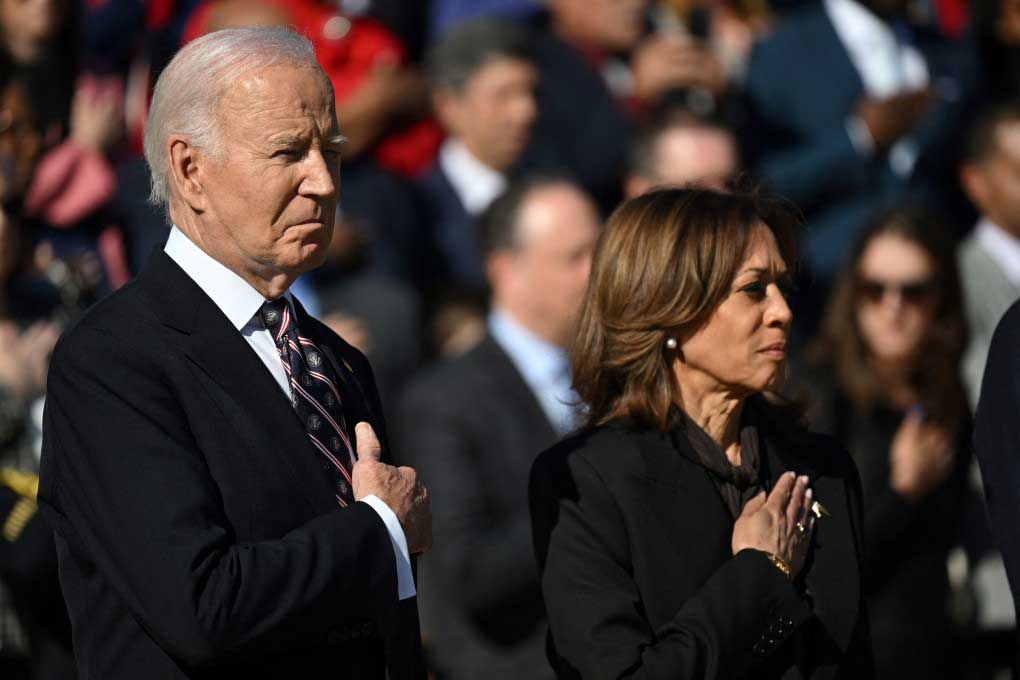 Ông Biden phát biểu tại Nghĩa trang Arlington trong sự kiện tưởng niệm cựu binh Mỹ cùng bà Harris