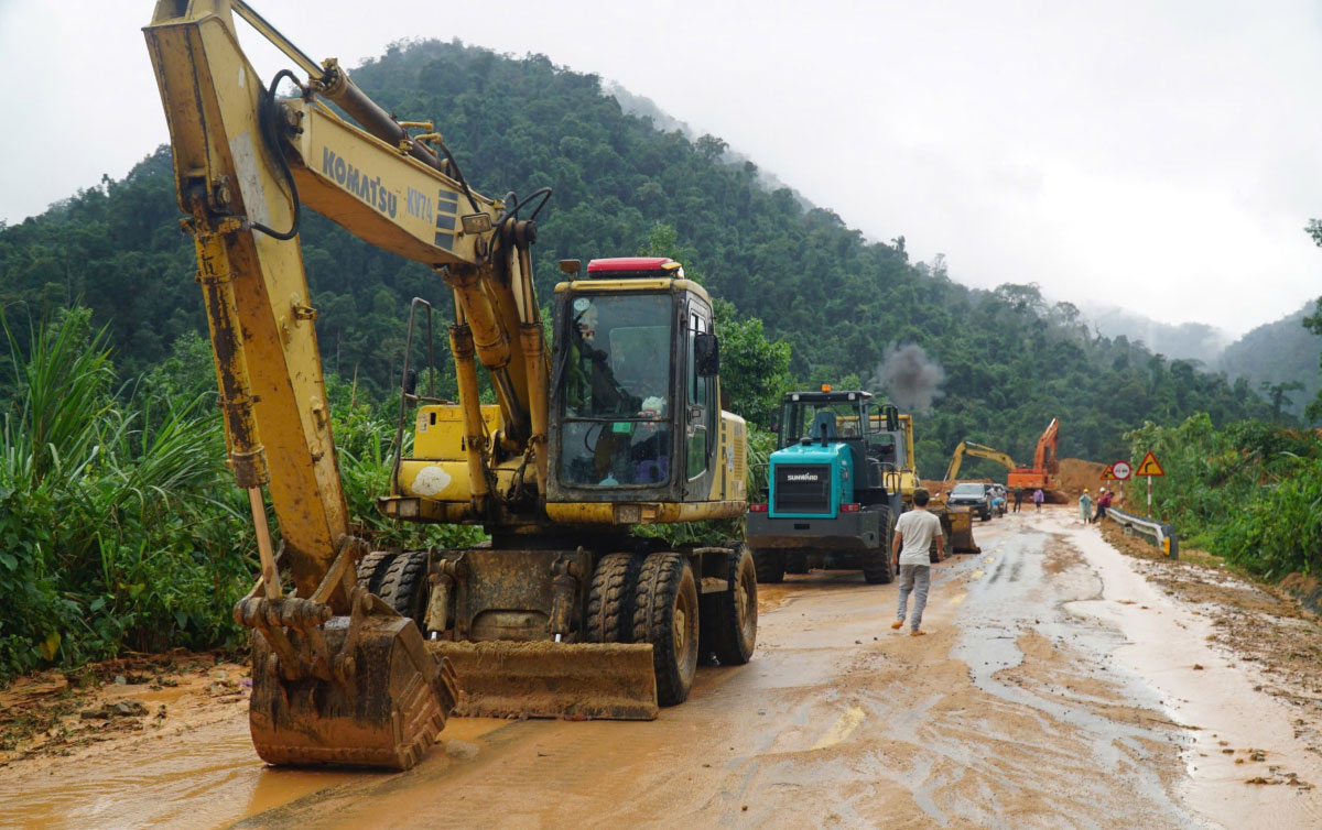 Đất đá hàng trăm tấn vùi lấp đèo Khánh Lê - Dự kiến nổ mìn để thông tuyến