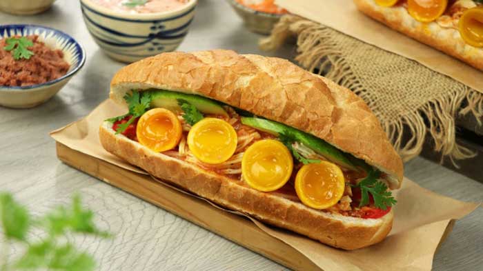 Hướng dẫn cách làm Bánh Mì Gà Xé Trứng Non