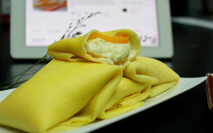 Hướng dẫn cách làm Bánh crepe cuộn đào hộp