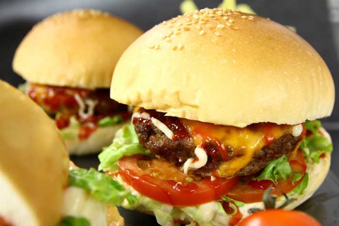 Hướng dẫn cách làm Burger thịt bò phô mai