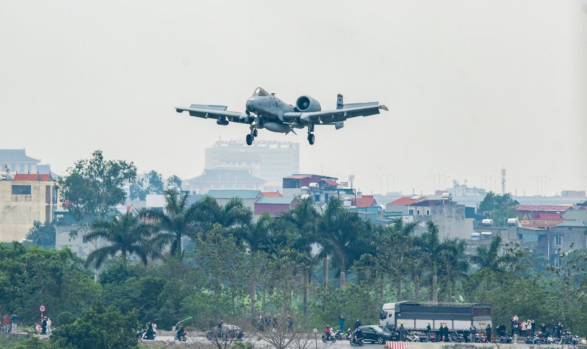 Máy bay A-10 và C-130 Mỹ hạ cánh tại Gia Lâm