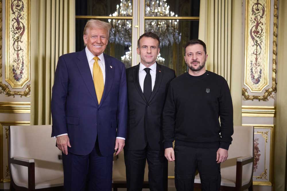 Zelensky bị chỉ trích vì mặc áo nỉ và giày quân đội khi gặp Trump và Macron tại Paris