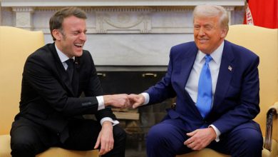 Bắt tay thú vị giữa Trump và Macron tại Nhà Trắng