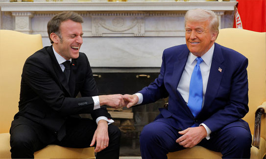 Bắt tay thú vị giữa Trump và Macron tại Nhà Trắng