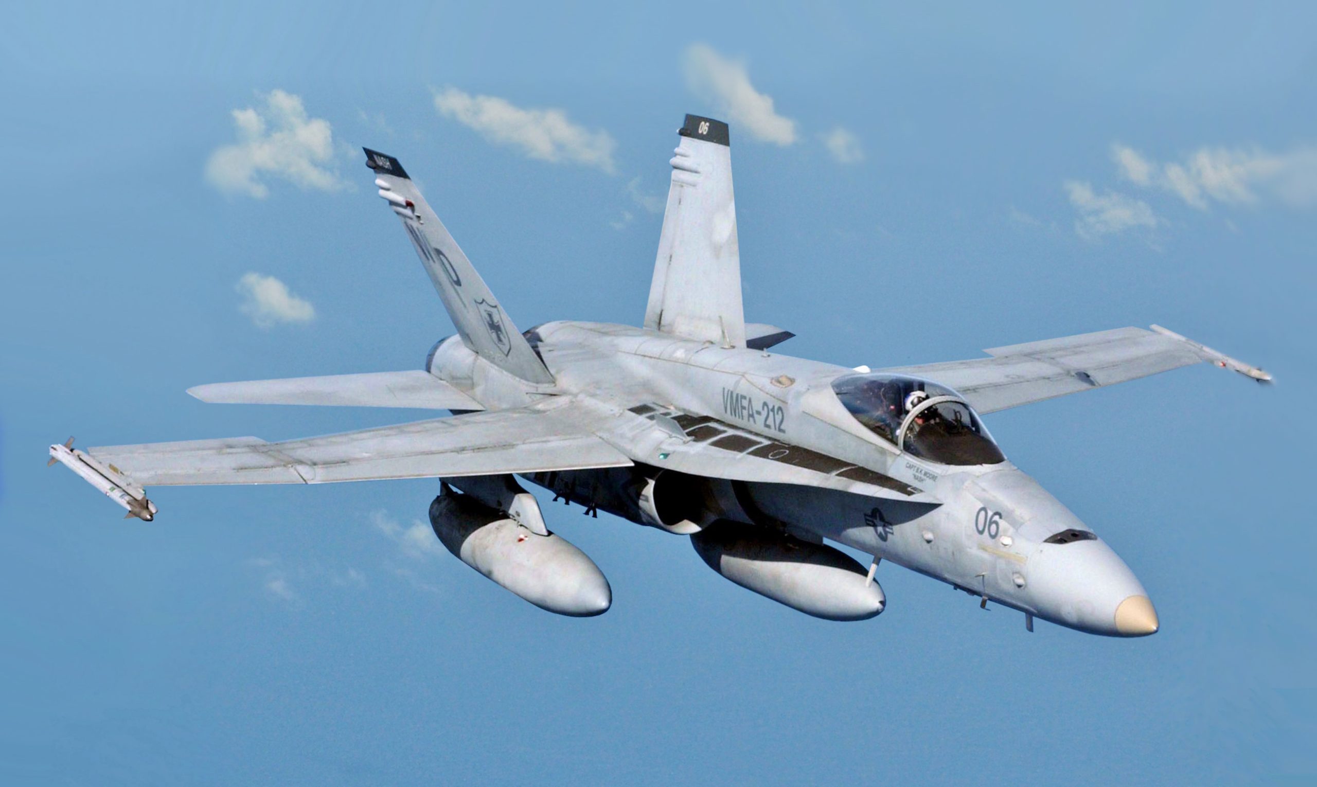 Máy bay tiêm kích McDonnell Douglas F/A-18 Hornet hoạt động như thế nào?