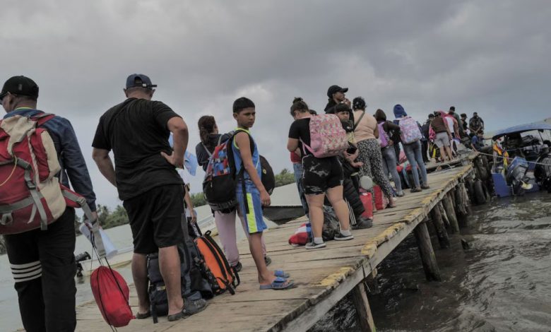 Người di cư Venezuela chật vật trở về quê hương qua Darien Gap