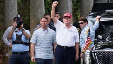 Trump cáo buộc công chức lừa dối trong khi chơi golf ở Florida