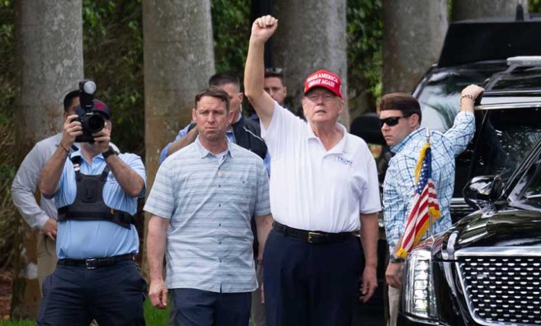 Trump cáo buộc công chức lừa dối trong khi chơi golf ở Florida