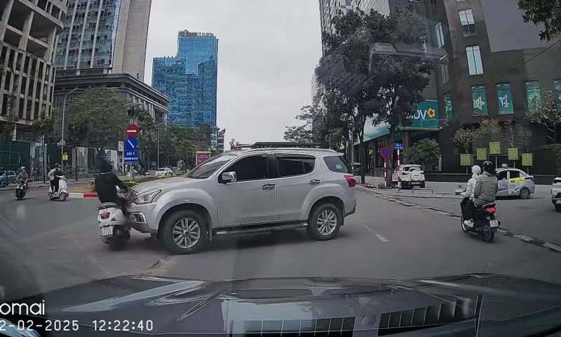 Xe máy vượt ẩu vào làn BRT đâm trực diện ôtô