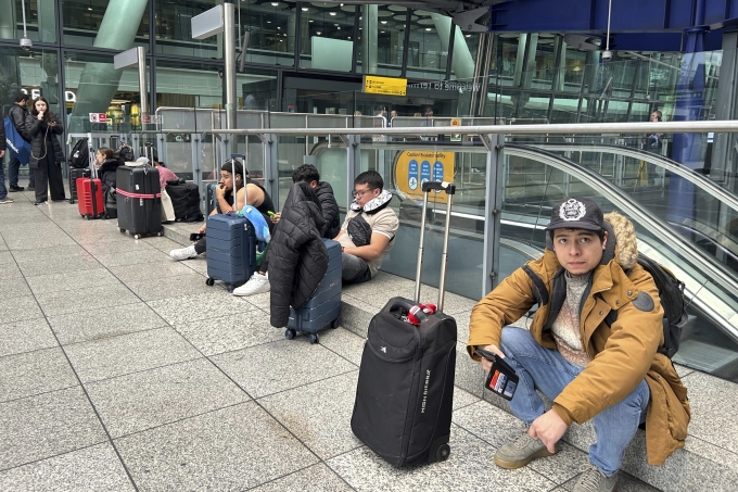 Cháy trạm biến áp khiến sân bay Heathrow đóng cửa gây hỗn loạn hàng không