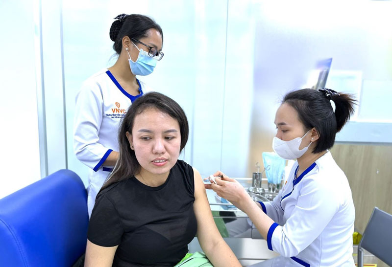 Bảo vệ sức khỏe phụ nữ qua lối sống và tiêm vaccine