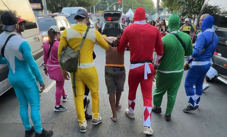 Cảnh sát Sao Paulo hóa trang siêu nhân bắt kẻ trộm ở Carnival