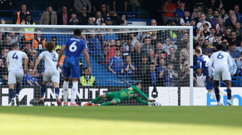 Chelsea thắng Leicester 1-0 dù Cole Palmer hỏng phạt đền