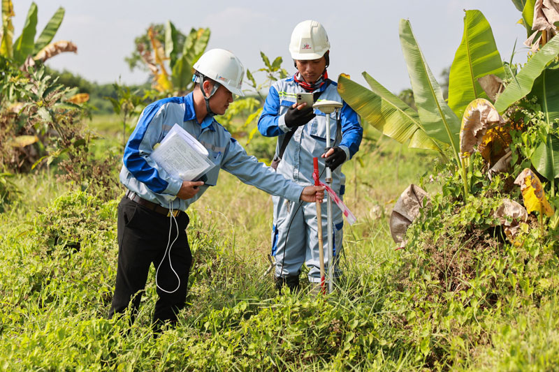 Công nhân Củ Chi cắm mốc giải phóng mặt bằng cao tốc Mộc Bài