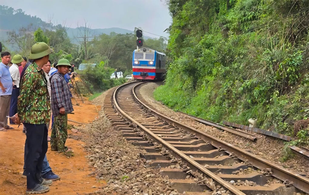 Đường sắt Bắc Nam thông tuyến sau sự cố lật tàu tại Hà Tĩnh tài xế an toàn