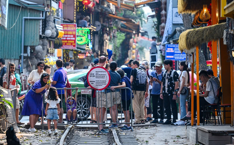 Hàng quán phố đường tàu vắng khách sau cuộc kiểm tra an toàn