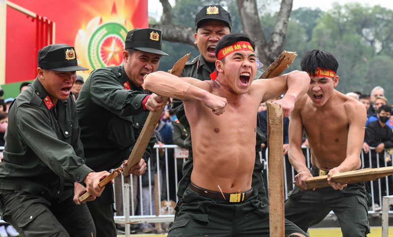 Hàng trăm chiến sĩ công an biểu diễn võ thuật và kỹ năng trên phố đi bộ Hồ Gươm