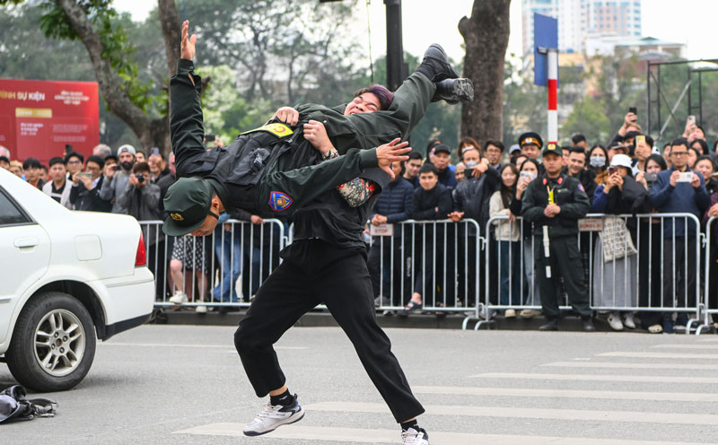 Hàng trăm chiến sĩ công an biểu diễn võ thuật và kỹ năng trên phố đi bộ Hồ Gươm