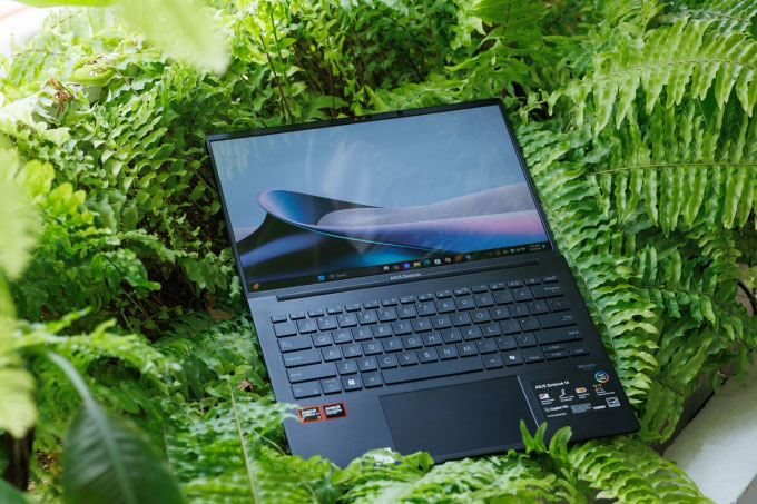 Asus ra mắt laptop AI siêu nhẹ dưới 1 kg tại CES 2025