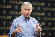 Michael Dukakis là ai?