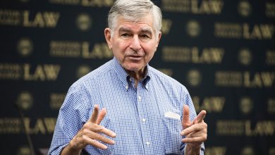 Michael Dukakis là ai?