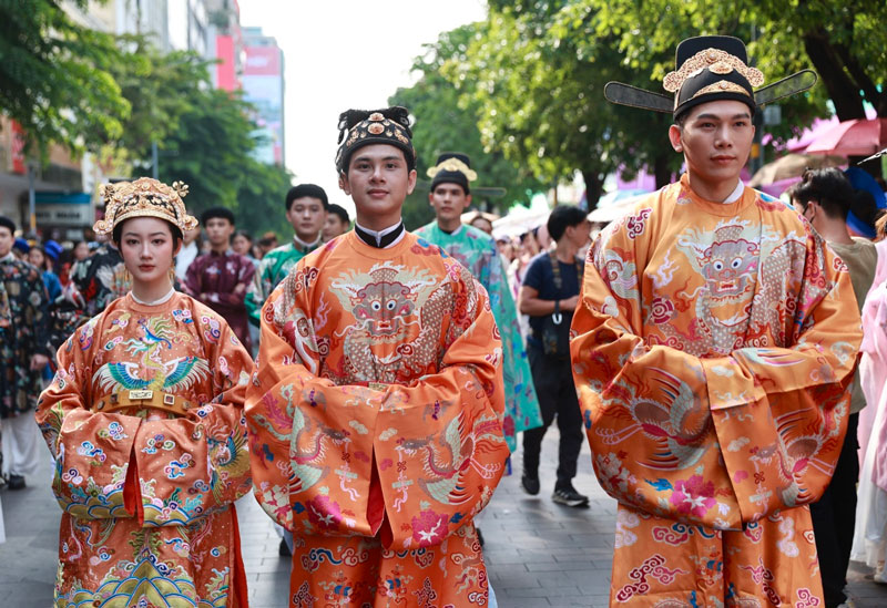 Ngày hội Bách Hoa Bộ Hành tôn vinh trang phục Việt cổ truyền