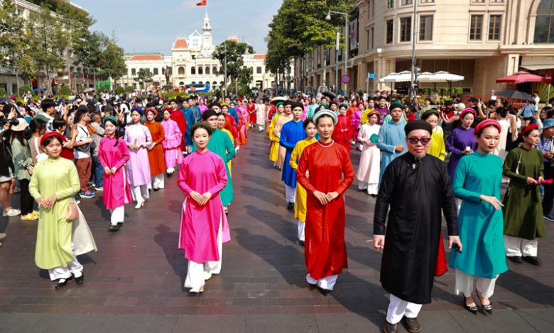 Ngày hội Bách Hoa Bộ Hành tôn vinh trang phục Việt cổ truyền