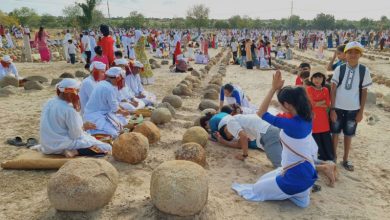 Người Chăm tảo mộ dịp lễ Ramưwan truyền thống tại Ninh Thuận