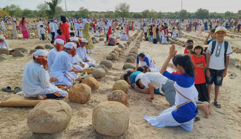 Người Chăm tảo mộ dịp lễ Ramưwan truyền thống tại Ninh Thuận