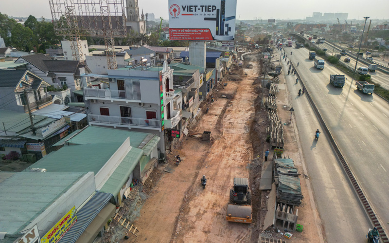 Người dân cầu thang lên xuống khi đường hạ thấp ở Tân Vạn