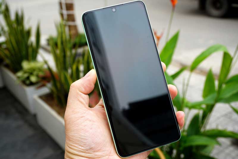 Nubia V70 Max smartphone giá rẻ với màn hình 6,9 inch và NFC