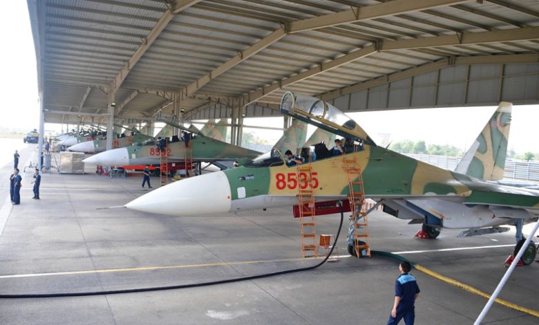 Phi công luyện tập tiêm kích Su-30 MK2 cho lễ 30/4