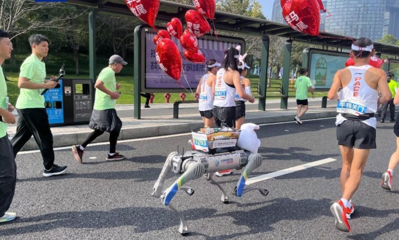 Robot tham gia giải half marathon đầu tiên tại Bắc Kinh 2025