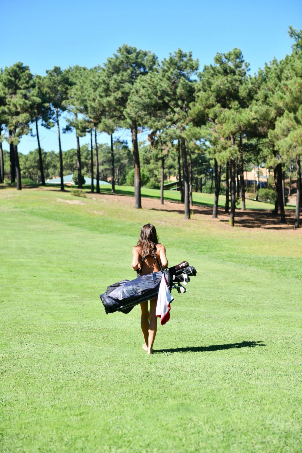 Sân golf khỏa thân độc đáo La Jenny tại Pháp