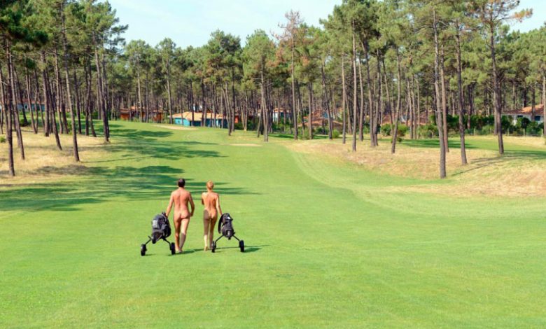 Sân golf khỏa thân độc đáo La Jenny tại Pháp