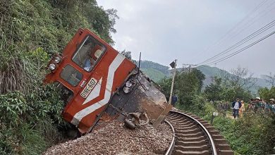 Tàu hàng lật nghiêng sau va chạm xe tải tại Vũ Quang