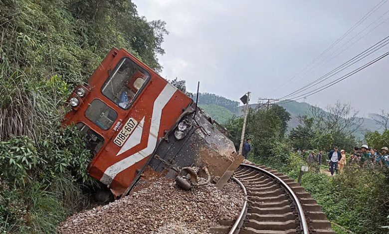 Tàu hàng lật nghiêng sau va chạm xe tải tại Vũ Quang