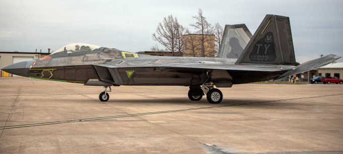 Tiêm kích F-22 Mỹ sửa chữa sau sự cố sập càng năm 2021