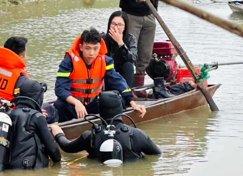 Tìm kiếm hai nam sinh lớp 6 mất tích trên sông Chu